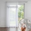 Firana gotowa Megan 200x250 cm z biało-szarą gipiurą 20 cm – widok na oknie z okrągłym detalem koronki.